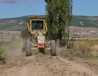 ÇİVRİL'DE ARAZİ YOLLARINI İYİLEŞTİRME ÇALIŞMALARI SÜRÜYOR